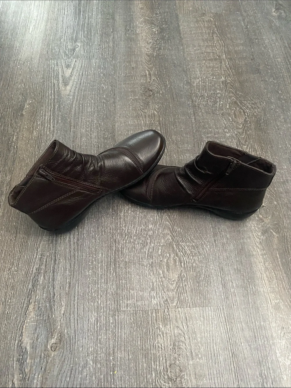 Clarks brown zip up short boots.